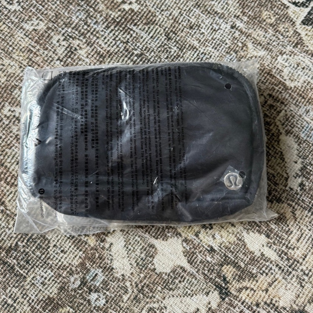 NEW!! Lululemon Everywhere Belt Bag 1L - Picture 4 of 5